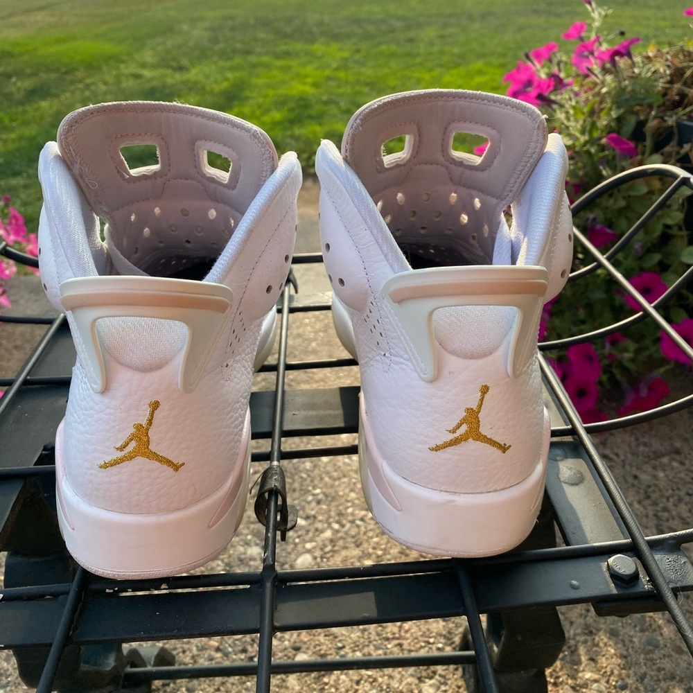 Jordan Gold Hoop, Women’s Size 8 - Picture 3 of 4